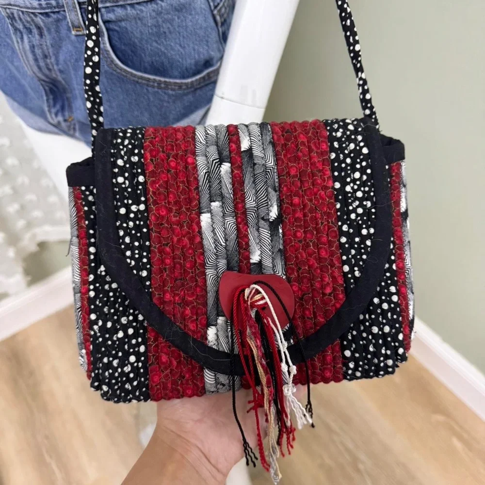 🌸 Vintage Japanese-Style Quilted Patchwork Shoulder Bag – Red, Black‎ & White